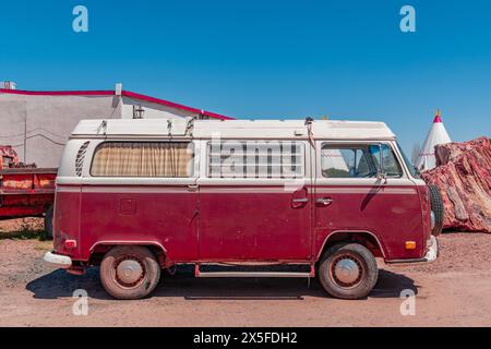 Holbrook, AZ, US-13 avril 2024 : vintage 1960s rouge vif VW kombi camping-car ou microbus. Banque D'Images