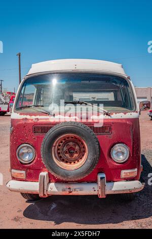 Holbrook, AZ, US-13 avril 2024 : vintage 1960s rouge vif VW kombi camping-car ou microbus. Banque D'Images