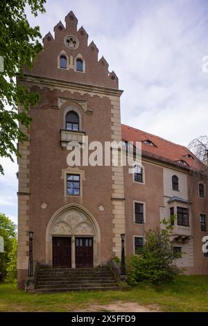 Rittergut und Schloss Das Taubenheimer Schloss befindet sich im Ortszentrum auf einer Felskuppe über der Kleinen Triebisch. Es besteht aus vier unregelmäßig gestalteten, dreigeschossigen Gebäudeflügeln, die einen kleinen trapezförmigen Innenhof einschließen. DAS Haupteingangsportal liegt unterhalb des Turms an der Südostseite. IM Inneren befinden sich mehrere Räume mit historischen Parkettböden, bemalten Holzkassettendecken und einem Meißner Kachelofen. Zur Schlossanlage gehören ein zweistöckiges klassizistisches Gartenhaus und das Torhaus. IM Schlosspark stehen Sandsteinskulpturen und fremdlä Banque D'Images