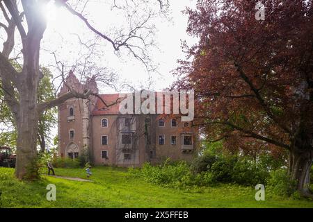 Rittergut und Schloss Das Taubenheimer Schloss befindet sich im Ortszentrum auf einer Felskuppe über der Kleinen Triebisch. Es besteht aus vier unregelmäßig gestalteten, dreigeschossigen Gebäudeflügeln, die einen kleinen trapezförmigen Innenhof einschließen. DAS Haupteingangsportal liegt unterhalb des Turms an der Südostseite. IM Inneren befinden sich mehrere Räume mit historischen Parkettböden, bemalten Holzkassettendecken und einem Meißner Kachelofen. Zur Schlossanlage gehören ein zweistöckiges klassizistisches Gartenhaus und das Torhaus. IM Schlosspark stehen Sandsteinskulpturen und fremdlä Banque D'Images