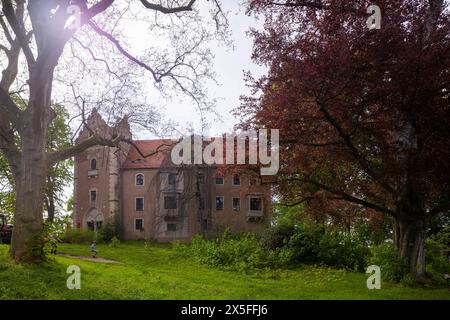 Rittergut und Schloss Das Taubenheimer Schloss befindet sich im Ortszentrum auf einer Felskuppe über der Kleinen Triebisch. Es besteht aus vier unregelmäßig gestalteten, dreigeschossigen Gebäudeflügeln, die einen kleinen trapezförmigen Innenhof einschließen. DAS Haupteingangsportal liegt unterhalb des Turms an der Südostseite. IM Inneren befinden sich mehrere Räume mit historischen Parkettböden, bemalten Holzkassettendecken und einem Meißner Kachelofen. Zur Schlossanlage gehören ein zweistöckiges klassizistisches Gartenhaus und das Torhaus. IM Schlosspark stehen Sandsteinskulpturen und fremdlä Banque D'Images