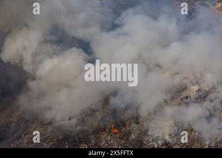 Limassol, Limassol, Chypre. 9 mai 2024. De la fumée épaisse et du feu sont vus, Limassol, Chypre, en mai. 9, 2024. Un feu de forêt a éclaté dans la zone industrielle d'Ipsonas, à quelques kilomètres du centre de Limassol, qui a brûlé principalement de la végétation sauvage. (Crédit image : © Kostas Pikoulas/ZUMA Press Wire) USAGE ÉDITORIAL SEULEMENT! Non destiné à UN USAGE commercial ! Banque D'Images