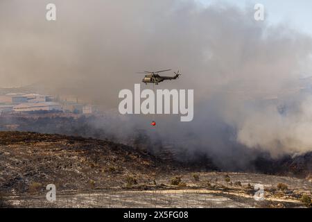 Limassol, Limassol, Chypre. 9 mai 2024. Un hélicoptère opère pendant l'incendie à Limassol (Chypre) en mai. 9, 2024. Un feu de forêt a éclaté dans la zone industrielle d'Ipsonas, à quelques kilomètres du centre de Limassol, qui a brûlé principalement de la végétation sauvage. (Crédit image : © Kostas Pikoulas/ZUMA Press Wire) USAGE ÉDITORIAL SEULEMENT! Non destiné à UN USAGE commercial ! Banque D'Images