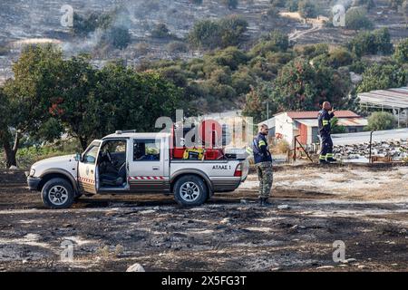 Limassol, Limassol, Chypre. 9 mai 2024. Des volontaires sont vus pendant l'incendie, à Limassol, Chypre, en mai. 9, 2024. Un feu de forêt a éclaté dans la zone industrielle d'Ipsonas, à quelques kilomètres du centre de Limassol, qui a brûlé principalement de la végétation sauvage. (Crédit image : © Kostas Pikoulas/ZUMA Press Wire) USAGE ÉDITORIAL SEULEMENT! Non destiné à UN USAGE commercial ! Banque D'Images