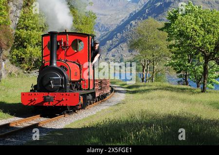 'Elidir' juste au nord de Gilfach DDU avec un court train de wagons en ardoise. Banque D'Images