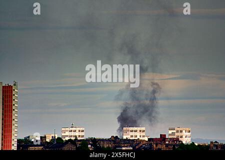 Glasgow, Écosse, Royaume-Uni. 9 mai 2024 : fumée noire dans l'est de la ville seenà 10 miles de distance. Crédit Gerard Ferry /Alamy Live News Banque D'Images