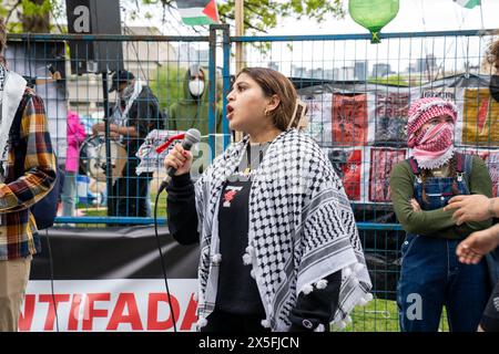 Le militant étudiant parle alors que les manifestants pro-palestiniens et pro-israéliens expriment passionnément leurs points de vue, avec des échanges intenses en dehors de l'étudiant Banque D'Images