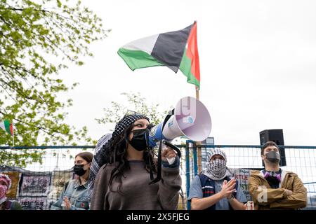 Le militant étudiant parle alors que les manifestants pro-palestiniens et pro-israéliens expriment passionnément leurs points de vue, avec des échanges intenses en dehors de l'étudiant Banque D'Images