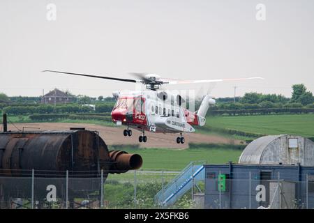 HM Coastguard Sikorsky S-92A en roulant de retour à la base à l'aéroport de Humberside Banque D'Images