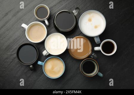 Différentes boissons de café dans des tasses sur la table texturée sombre, plat Banque D'Images