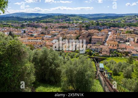 Le funiculaire dans la vieille ville médiévale historique de Certaldo en Toscane, Italie près de Florence. Pris sur une journée ensoleillée avec un ciel bleu. Banque D'Images