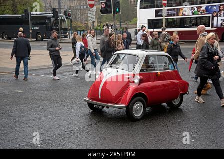 1959 BMW Isetta 300, une voiture à bulles, conduisant l'acrossing Princes Street, Édimbourg, Écosse, Royaume-Uni. Banque D'Images