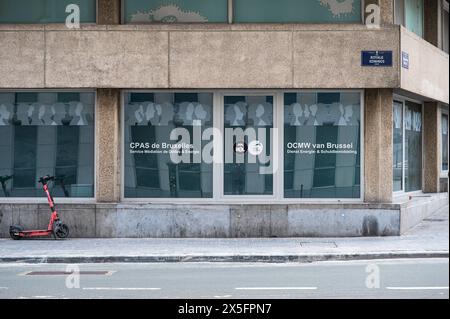 Bruxelles centre-ville, Belgique, 8 mai 2024 - L'organisation gouvernementale CPAS pour le bien-être public et ombudsman pour l'énergie et les dettes Banque D'Images