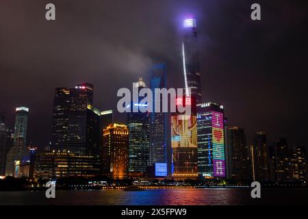 L'horizon de Pudong District vue du Bund à travers le fleuve Huangpu à Shanghai, Chine Banque D'Images