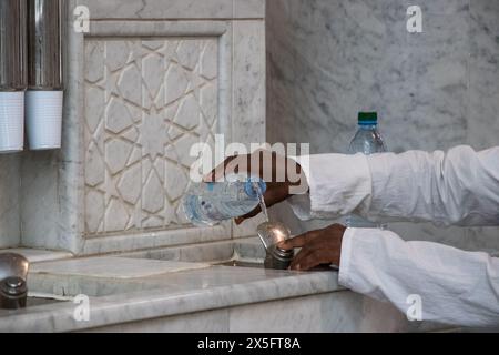 Remplissage de l'eau de Zamzam dans la bouteille. Zamzam puits à Masjid-Haram. Banque D'Images