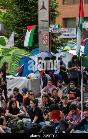 Madrid, Espagne. 09 mai 2024. Les étudiants de l'Université Complutense campent avec des tentes pour protester contre les attaques israéliennes dans la bande de Gaza et pour exiger un cessez-le-feu permanent et soutenir le peuple palestinien. Crédit : Marcos del Mazo/Alamy Live News Banque D'Images