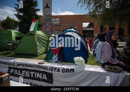 Madrid, Espagne. 09 mai 2024. Les étudiants de l'Université Complutense campent avec des tentes pour protester contre les attaques israéliennes dans la bande de Gaza et pour exiger un cessez-le-feu permanent et soutenir le peuple palestinien. Crédit : Marcos del Mazo/Alamy Live News Banque D'Images