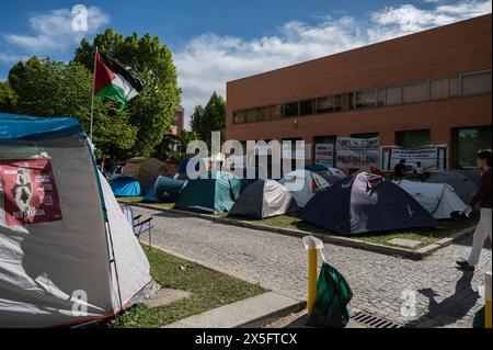 Madrid, Espagne. 09 mai 2024. Les étudiants de l'Université Complutense campent avec des tentes pour protester contre les attaques israéliennes dans la bande de Gaza et pour exiger un cessez-le-feu permanent et soutenir le peuple palestinien. Crédit : Marcos del Mazo/Alamy Live News Banque D'Images