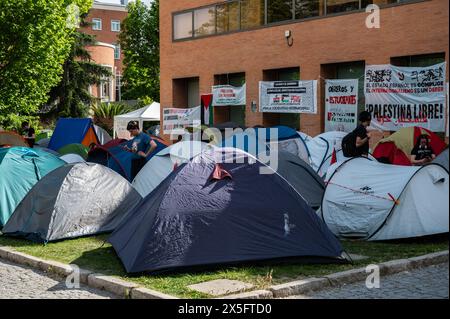 Madrid, Espagne. 09 mai 2024. Les étudiants de l'Université Complutense campent avec des tentes pour protester contre les attaques israéliennes dans la bande de Gaza et pour exiger un cessez-le-feu permanent et soutenir le peuple palestinien. Crédit : Marcos del Mazo/Alamy Live News Banque D'Images