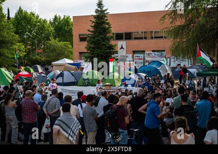 Madrid, Espagne. 09 mai 2024. Les étudiants de l'Université Complutense campent avec des tentes pour protester contre les attaques israéliennes dans la bande de Gaza et pour exiger un cessez-le-feu permanent et soutenir le peuple palestinien. Crédit : Marcos del Mazo/Alamy Live News Banque D'Images