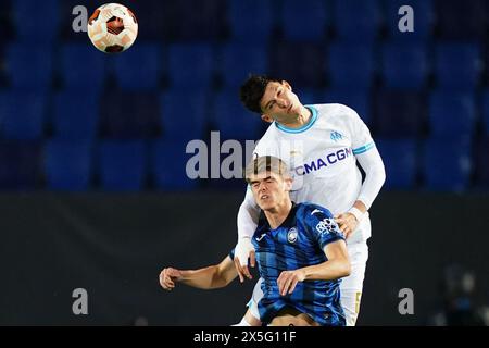 Bergame, Italie. 09 mai 2024. AtalantaÕs Charles de Ketelaere .lutte pour le ballon avec Leonardo Balerdi ( OM ) lors du match de football de l'UEFA Europa League entre Atalanta BC et l'Olympique de Marseille au stade Gewiss de Bergame - Italie - jeudi 9 mai 2024. Sport - Soccer . (Photo de Spada/LaPresse) crédit : LaPresse/Alamy Live News Banque D'Images