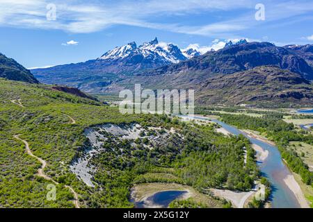 Vue aérienne sur le fleuve Rio Tranquilo jusqu'à la chaîne de montagnes de San Lorenzo, route X-901 menant à Calluqueo glacier Tongue, Patagonie, Chili Banque D'Images