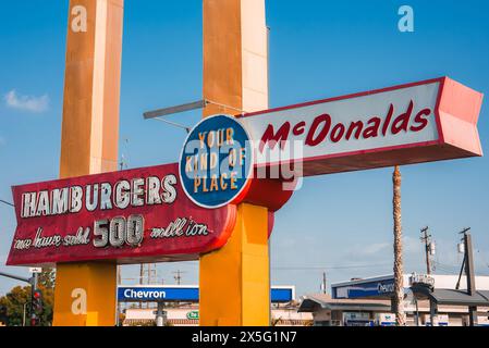 Vintage McDonald's Sign, icône américaine du milieu du siècle à Los Angeles Banque D'Images