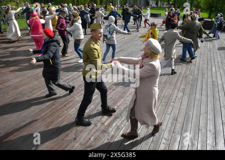 Moscou, Russie. 9 mai 2024. Les gens dansent lors d'une célébration du jour de la victoire à Moscou, Russie, le 9 mai 2024. Crédit : Alexander Zemlianichenko Jr/Xinhua/Alamy Live News Banque D'Images