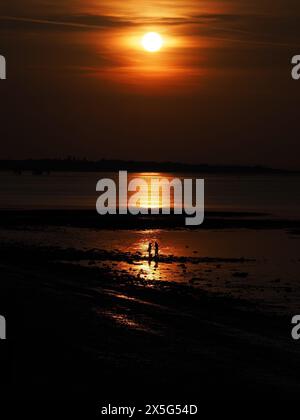 Sheerness, Kent, Royaume-Uni. 9 mai 2024. Météo Royaume-Uni : superbe coucher de soleil à Sheerness, Kent. Crédit : James Bell/Alamy Live News Banque D'Images