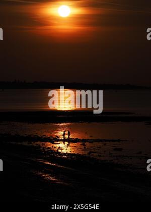 Sheerness, Kent, Royaume-Uni. 9 mai 2024. Météo Royaume-Uni : superbe coucher de soleil à Sheerness, Kent. Crédit : James Bell/Alamy Live News Banque D'Images