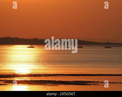 Sheerness, Kent, Royaume-Uni. 9 mai 2024. Météo Royaume-Uni : superbe coucher de soleil à Sheerness, Kent. Crédit : James Bell/Alamy Live News Banque D'Images