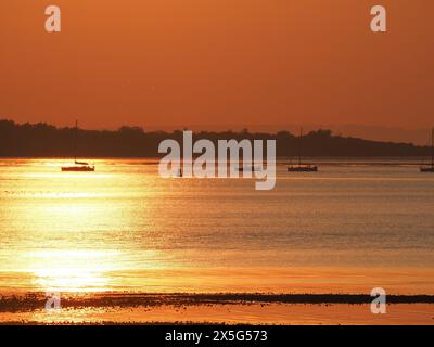 Sheerness, Kent, Royaume-Uni. 9 mai 2024. Météo Royaume-Uni : superbe coucher de soleil à Sheerness, Kent. Crédit : James Bell/Alamy Live News Banque D'Images