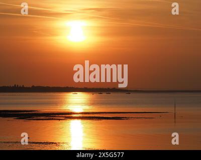 Sheerness, Kent, Royaume-Uni. 9 mai 2024. Météo Royaume-Uni : superbe coucher de soleil à Sheerness, Kent. Crédit : James Bell/Alamy Live News Banque D'Images