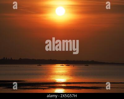 Sheerness, Kent, Royaume-Uni. 9 mai 2024. Météo Royaume-Uni : superbe coucher de soleil à Sheerness, Kent. Crédit : James Bell/Alamy Live News Banque D'Images