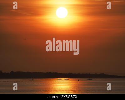 Sheerness, Kent, Royaume-Uni. 9 mai 2024. Météo Royaume-Uni : superbe coucher de soleil à Sheerness, Kent. Crédit : James Bell/Alamy Live News Banque D'Images