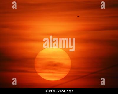 Sheerness, Kent, Royaume-Uni. 9 mai 2024. Météo Royaume-Uni : superbe coucher de soleil à Sheerness, Kent. Crédit : James Bell/Alamy Live News Banque D'Images