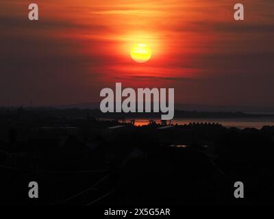 Sheerness, Kent, Royaume-Uni. 9 mai 2024. Météo Royaume-Uni : superbe coucher de soleil à Sheerness, Kent. Crédit : James Bell/Alamy Live News Banque D'Images