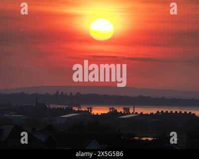 Sheerness, Kent, Royaume-Uni. 9 mai 2024. Météo Royaume-Uni : superbe coucher de soleil à Sheerness, Kent. Crédit : James Bell/Alamy Live News Banque D'Images