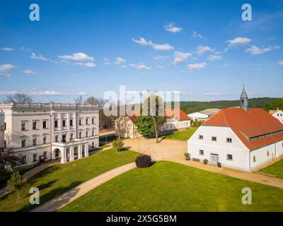 Schloss Krobnitz Das Schloss Krobnitz im Landkreis Görlitz War der Alterssitz des preußischen Kriegs- und Marineministers Albrecht Graf von Roon. Nach erfolgter Restaurierung dient es als Museum und Veranstaltungsort. In der ehemaligen Schmiede sind ein Veranstaltungs- und ein Sonderausstellungsraum entstanden. Krobnitz Sachsen Deutschland *** Château de Krobnitz Château de Krobnitz dans le district de Görlitz était la maison de retraite de la guerre prussienne et ministre de la Marine Albrecht Graf von Roon après restauration, il sert maintenant de musée et de lieu d'événement un événement et une salle d'exposition spéciale ont été c Banque D'Images