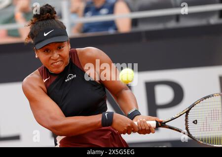 Rome, Latium, Italie. 9 mai 2024. NAOMI OSAKA (JPN) en action lors du match de premier tour contre M. Kostyuk (UKR) le quatrième jour de l'Internazionali BNL D'Italia 2024 au Foro Italico. Osaka a gagné 6-3, 6-2. (Crédit image : © Ciro de Luca/ZUMA Press Wire) USAGE ÉDITORIAL SEULEMENT! Non destiné à UN USAGE commercial ! Banque D'Images