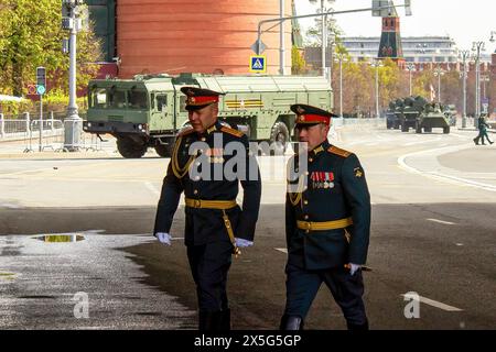 Moscou, Russie. 09 mai 2024. Les participants au défilé de la victoire marchent à côté d'une colonne de véhicules militaires russes quittant la place Rouge immédiatement après le défilé du jour de la victoire. Le jour de la victoire est célébré chaque année le 9 mai. Outre sa signification symbolique, il a été un outil pour démontrer les nouveaux armements de la Russie à des adversaires potentiels. Crédit : SOPA images Limited/Alamy Live News Banque D'Images