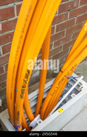 Boîte de distribution dans laquelle arrivent et sont connectés des conduits vides pour les câbles à fibres optiques, dans laquelle le câble à fibres optiques proprement dit est ensuite soufflé et Banque D'Images