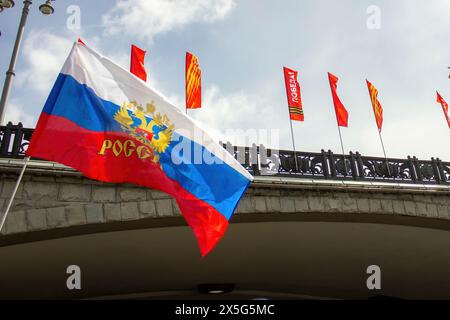 Moscou, Russie. 09 mai 2024. Le drapeau russe est vu à côté de bannières disant ìVictoryî le jour de la victoire. Le jour de la victoire est célébré chaque année le 9 mai. Outre sa signification symbolique, il a été un outil pour démontrer les nouveaux armements de la Russie à des adversaires potentiels. (Photo de Vlad Karkov/SOPA images/SIPA USA) crédit : SIPA USA/Alamy Live News Banque D'Images