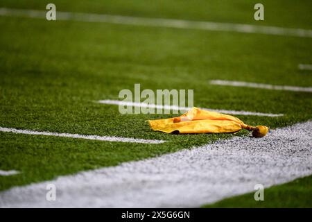 Drapeau de pénalité sur un terrain de football américain Banque D'Images