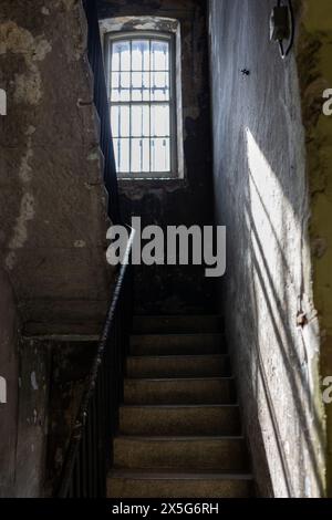 un escalier sombre avec un panneau qui dit non dessus Banque D'Images