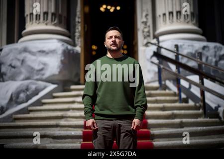 Kiev, Ukraine. 09 mai 2024. Le président ukrainien Volodymyr Zelenskyy attend l'arrivée de la présidente du Parlement européen Roberta Metsola au Palais Mariinsky, le 9 mai 2024, à Kiev, en Ukraine. Crédit : Présidence ukrainienne/Bureau de presse présidentiel ukrainien/Alamy Live News Banque D'Images