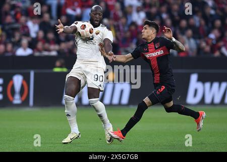 Leverkusen, Allemagne. 09 mai 2024. Fussball Europa League Halbfinale Bayer 04 Leverkusen - AS ROM am 09.05.2024 in der BayArena in Leverkusen Romelu Lukaku ( ROM ), links - Piero Hincapie ( Leverkusen ), rechts Foto : Revierfoto crédit : ddp Media GmbH/Alamy Live News Banque D'Images