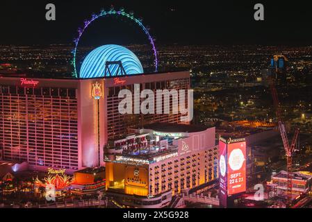 Vue nocturne animée sur le Strip de Las Vegas, avec le Flamingo Las Vegas Hotel and Casino. Banque D'Images