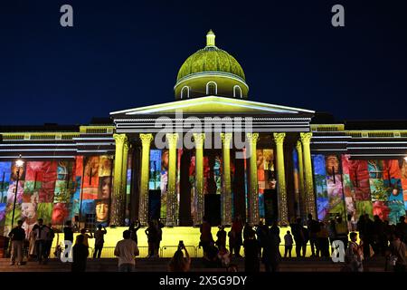 Trafalgar Square, Londres, Royaume-Uni. 9 mai 2024. La répétition des projections de façade de la National Gallery 200 a lieu. À partir de 21h les vendredi 10 et samedi 11 mai, la National Gallery illumine la façade du bâtiment sur Trafalgar Square avec un spectacle de projection spectaculaire pour marquer le début de son Bicentenaire. Le spectacle fait partie du week-end Big Birthday de la Gallery et le spectacle de lumière est un moyen totalement gratuit de célébrer le 200e anniversaire de la Gallery au cœur de Londres. Conçu par le Musée des beaux-arts, produit par Nvisible Productions et conçu en collaboration avec Visual Edge et Creati Banque D'Images