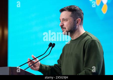 Kiev, Ukraine. 09 mai 2024. Le président ukrainien Volodymyr Zelenskyy prononce une allocution lors du deuxième Sommet international des villes et des régions à l’occasion de la Journée de l’Europe, le 9 mai 2024, à Kiev, en Ukraine. Crédit : Présidence ukrainienne/Bureau de presse présidentiel ukrainien/Alamy Live News Banque D'Images